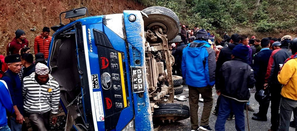6-killed-27-injured-in-a-truck-accident